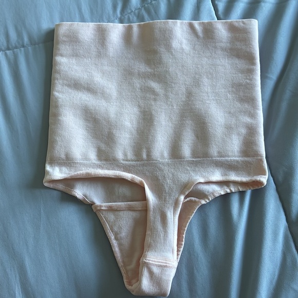 NWOT SKIMS shape wear  MID WAIST THONG with strong support in XXS/XS (size 0-2) - Picture 4 of 5